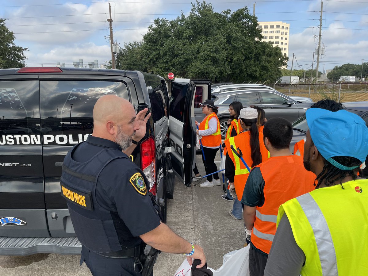 houstonpolice's tweet photo. “This is a testament to the greatness of this community and and this city. “- HPD Cmdr. @rhardy538 

Thanks to all our partners and volunteers who came out for @houmayor Turner’s #OneCleanHouston initiative. It takes all of us working together. @AliefISD @edward_pol5514 https://t.co/MXB3itB3FY