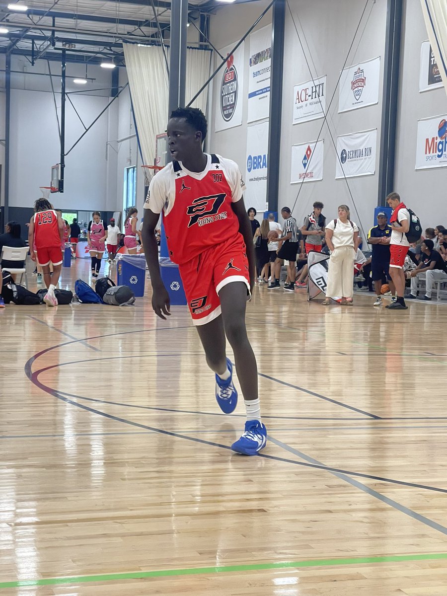 2027 6’6 Deng Ngor is the definition of a hard worker. Everything he gets from around the rim doesn’t come easy. High motor, good positional size and feel. Moves well without the ball, displayed a nice touch from three. @CP3RisingStars
