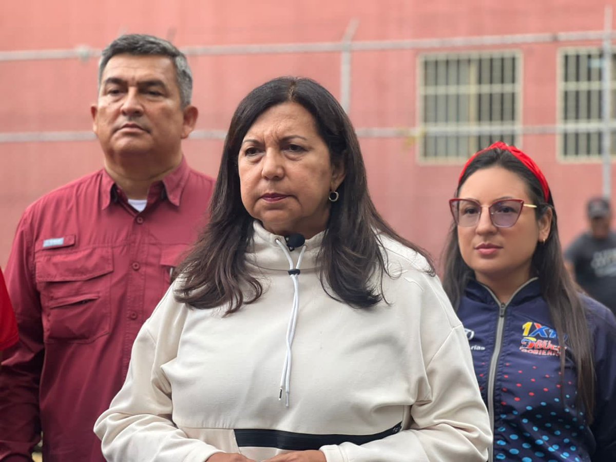 MayerlinArias17's tweet photo. Que honor es aprender de los y las mejores nuestra Caracas sufrió algunos embates por laslluvias acompañamos a nuestra Almiranta en jefa @carmentmelendezr Alcaldesa de Caracas quien dirigió desde el lugar de las afectaciones la Operacion.#YulimarEsVenezuela https://t.co/GZeL8L0UPb