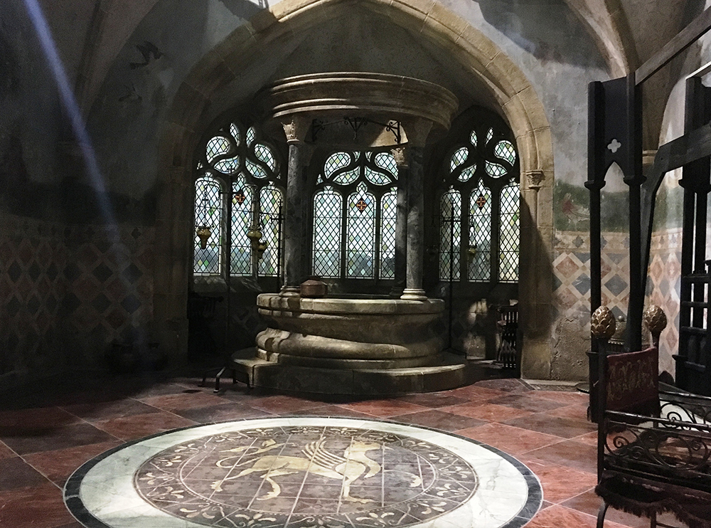 BarrandovStudio's tweet photo. Among the films shot at #barrandovstudio is the US romantic drama OPHELIA (2018). Barrandov Studio´s Set Construction Department built for this new take on Shakespeare's Hamlet a number of sets, including gothic royal chambers. #FilmedAtBarrandovStudio #ophelia https://t.co/nrFmhypiNf