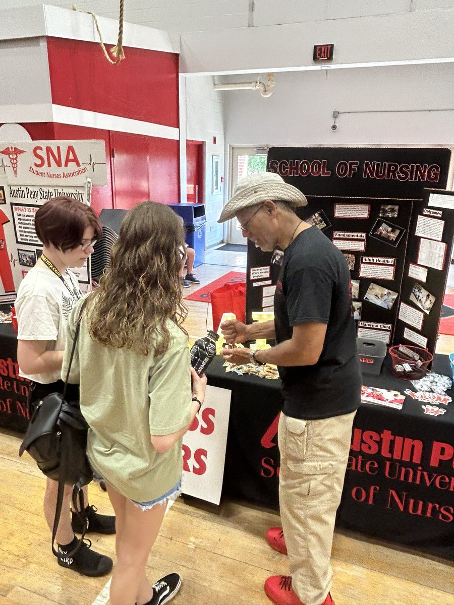 APSUSON's tweet photo. BIG day of meeting new students for the CoBHS!
.
Lots of students interested in nursing!!! 💯
.
🩺💊🩺
.
#SON #APSU #Greatyearahead #Neednurses
#Kindnessmatters
❤️❤️❤️ https://t.co/O0NDU54ey2