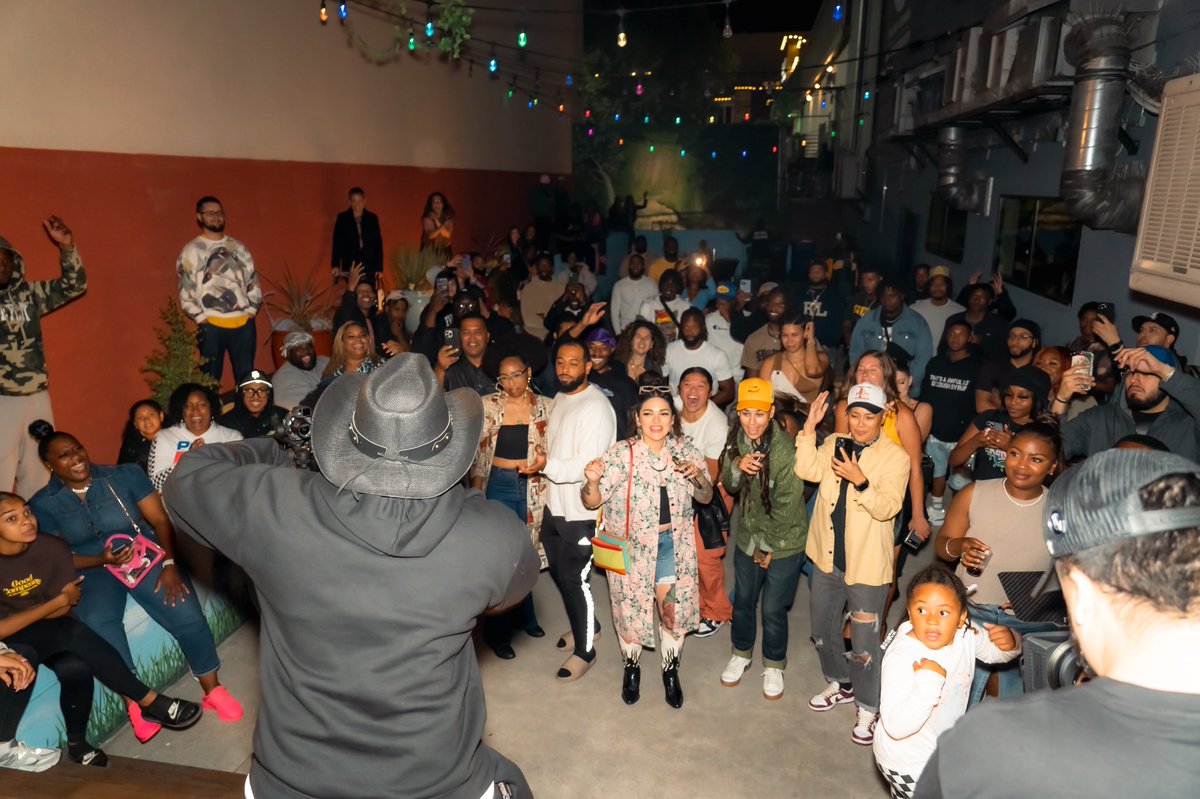 jazzynightsbay's tweet photo. A Jazzy Night With Goodcompenny was such a beautiful evening! This is cultural currency! You can’t put a price on an experience like this cultivated for and by the people! A master class of artistry was on full display. See you guys at the next one!
📸: @_B707 https://t.co/ziLxRdVitI