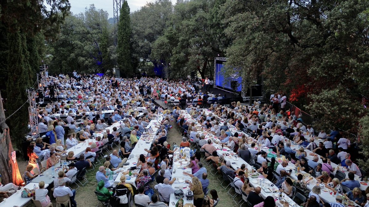 Nouv_Energie's tweet image. « Ce rendez-vous, au pied de cette chapelle, est celui de la constance, de la nécessaire constance. Vous êtes notre éternelle #NouvelleÉnergie »

Près de 2000 personnes sont réunies sur la butte de Saint-Cassien, à Cannes, pour la rentrée politique de @davidlisnard !