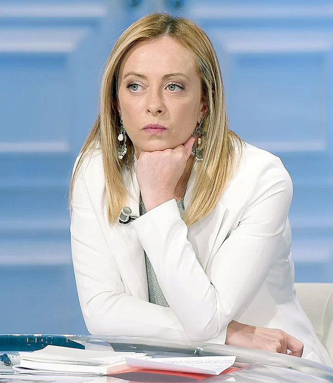 MicaDeJota's tweet photo. Giorgia Meloni pone fin a las prestaciones de más de 100.000 personas consideradas "APTAS PARA TRABAJAR"
Se les notificó x SMS q se suprimirán los planes q han disfrutado durante los últimos cuatro años
A partir del 1 de septiembre, las personas a las q se les ha suspendido la prestación recibirán 350 euros al mes destinados a formación laboral en los centros de desempleo
La aplaudo de pie 🙌