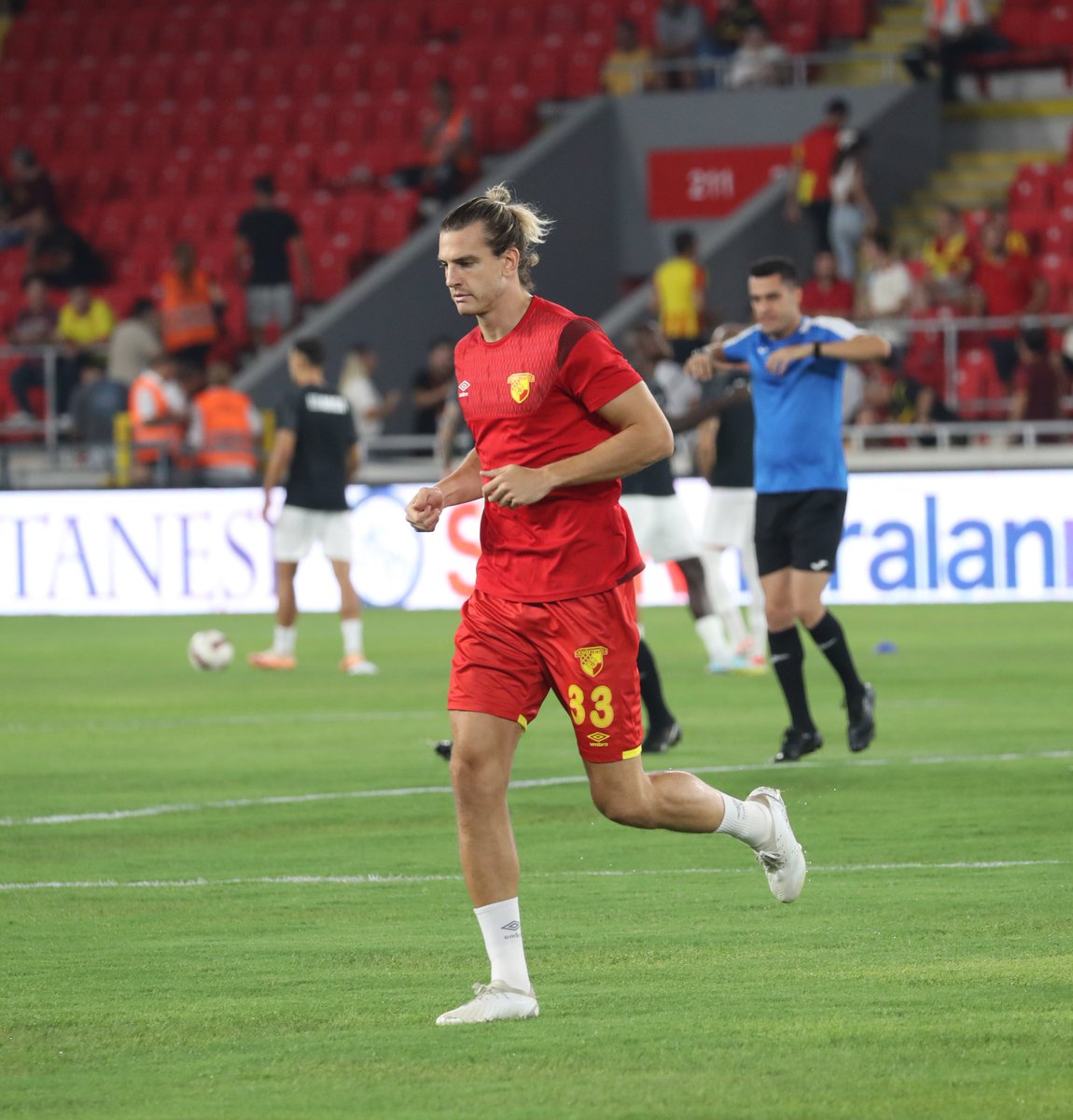 Goztepe's tweet photo. Takımımızın ısınma çalışmalarından kareler📸

#HaydiBastırŞanlıGöztepe #GÖZvÇFK https://t.co/xWeoFF8WX8