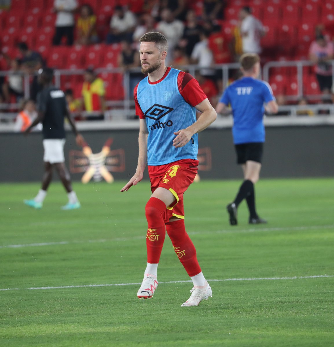 Goztepe's tweet photo. Takımımızın ısınma çalışmalarından kareler📸

#HaydiBastırŞanlıGöztepe #GÖZvÇFK https://t.co/xWeoFF8WX8