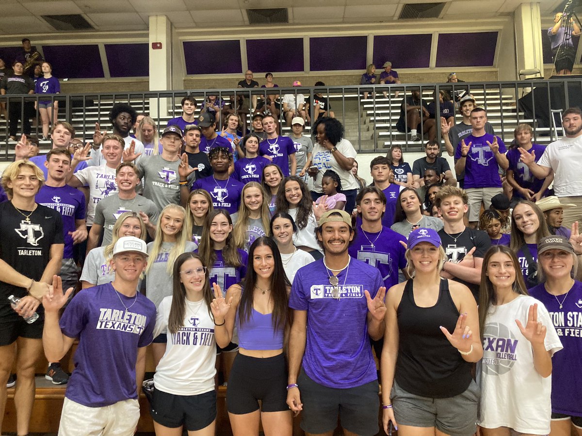 TarletonXCTrack's tweet photo. Texans supporting Texans!! Let’s get that W @TarletonVB https://t.co/ci214tesuD