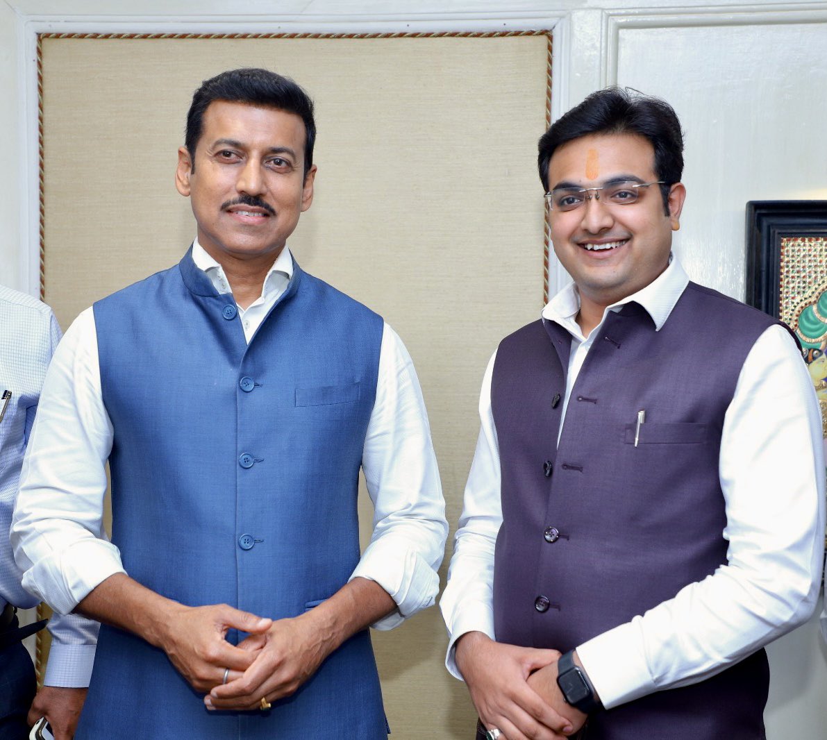 ParasChauhanIND's tweet photo. 🎉Some Highlights of Swadesh Conclave @SwadeshConclave and interact with more than 300 Influencers and YouTubers🌼, Some Special Mentions are Shri Col. Rajyavardhan Singh Rathore Ji @RajyaW Former Minister of Sports and Youth Affairs and Sitting MP from Rajasthan(1/1) https://t.co/WtX1reo1no