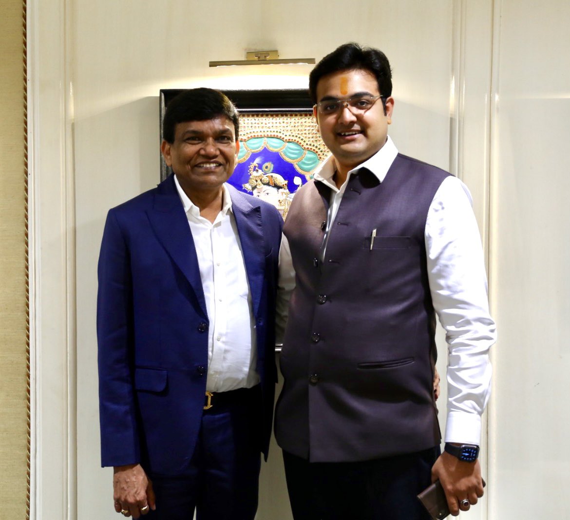 ParasChauhanIND's tweet photo. 🎉Some Highlights of Swadesh Conclave @SwadeshConclave and interact with more than 300 Influencers and YouTubers🌼, Some Special Mentions are Shri Col. Rajyavardhan Singh Rathore Ji @RajyaW Former Minister of Sports and Youth Affairs and Sitting MP from Rajasthan(1/1) https://t.co/WtX1reo1no
