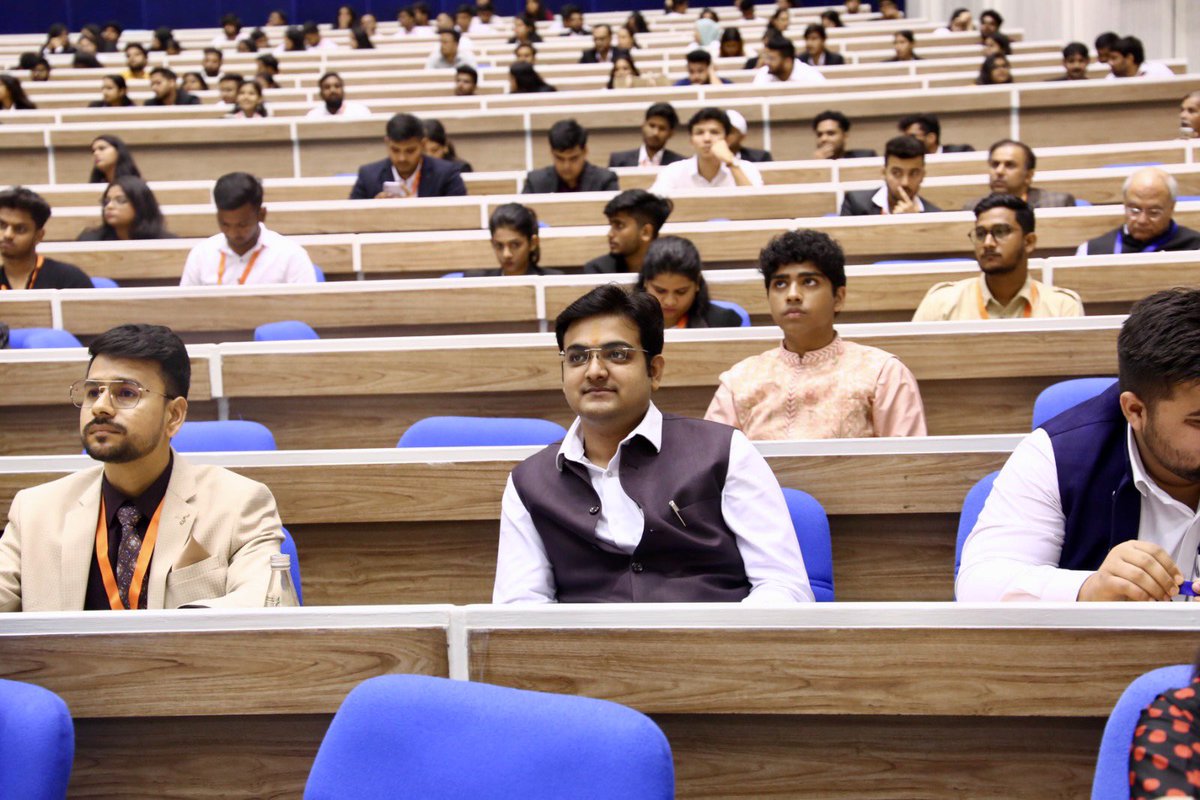 ParasChauhanIND's tweet photo. 🎉Some Highlights of Swadesh Conclave @SwadeshConclave and interact with more than 300 Influencers and YouTubers🌼, Some Special Mentions are Shri Col. Rajyavardhan Singh Rathore Ji @RajyaW Former Minister of Sports and Youth Affairs and Sitting MP from Rajasthan(1/1) https://t.co/WtX1reo1no