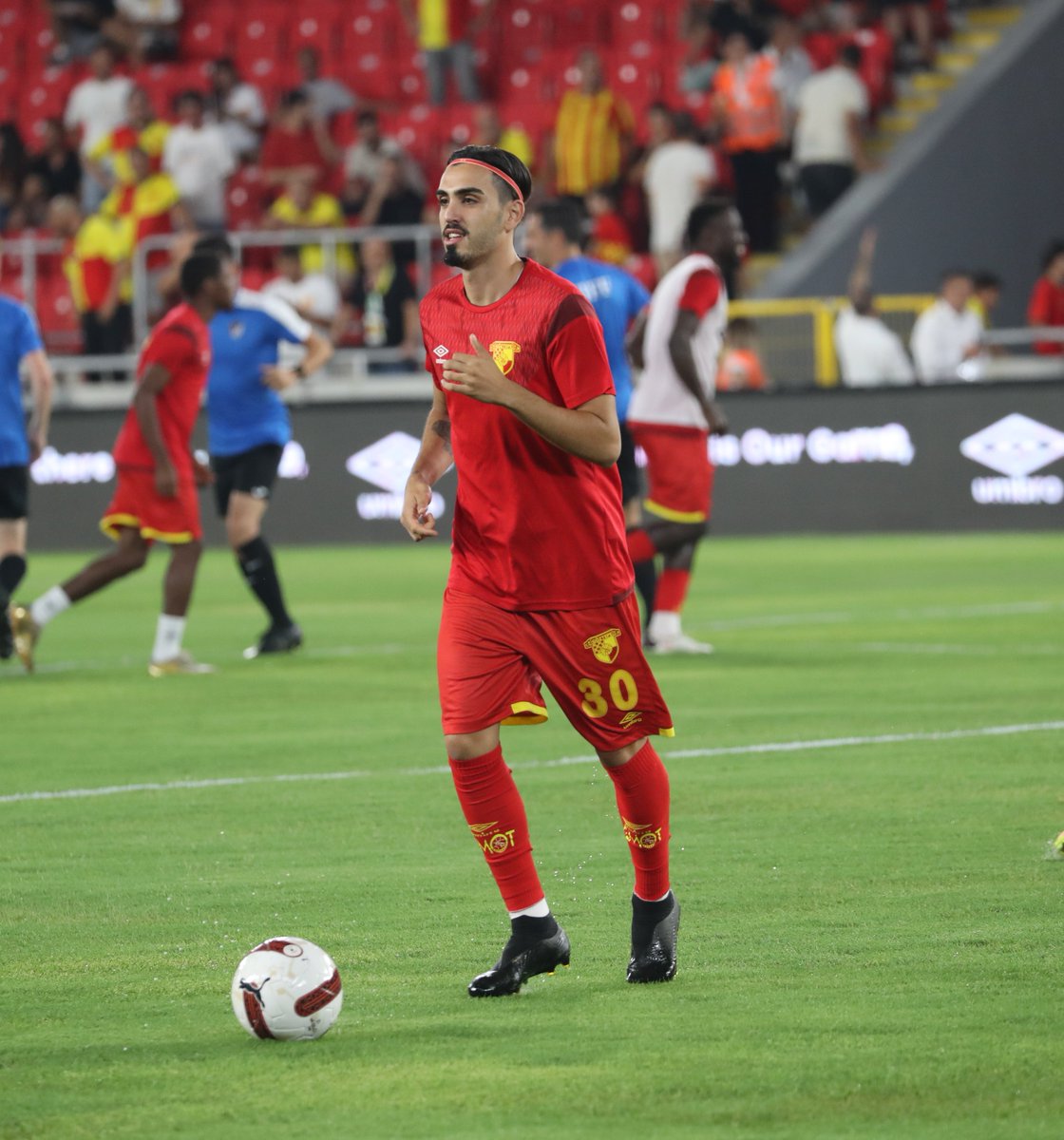 Goztepe's tweet photo. Takımımızın ısınma çalışmalarından kareler📸

#HaydiBastırŞanlıGöztepe #GÖZvÇFK https://t.co/xWeoFF8WX8
