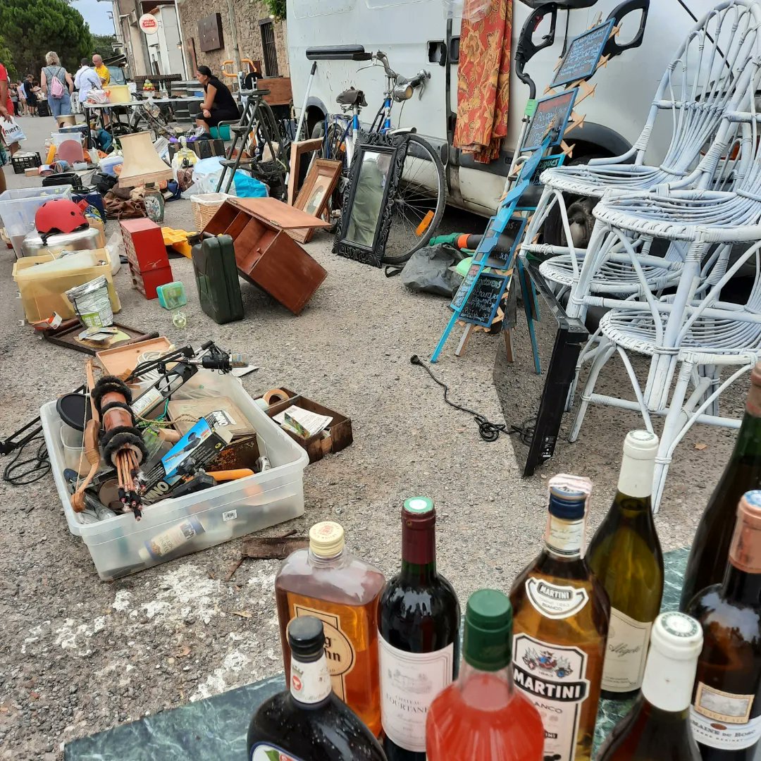 MagnoliaFrance's tweet image. Lovely evening spent in #Homps vide grenier on the banks of Canal du Midi and bouteille de vin to bring home 🥂