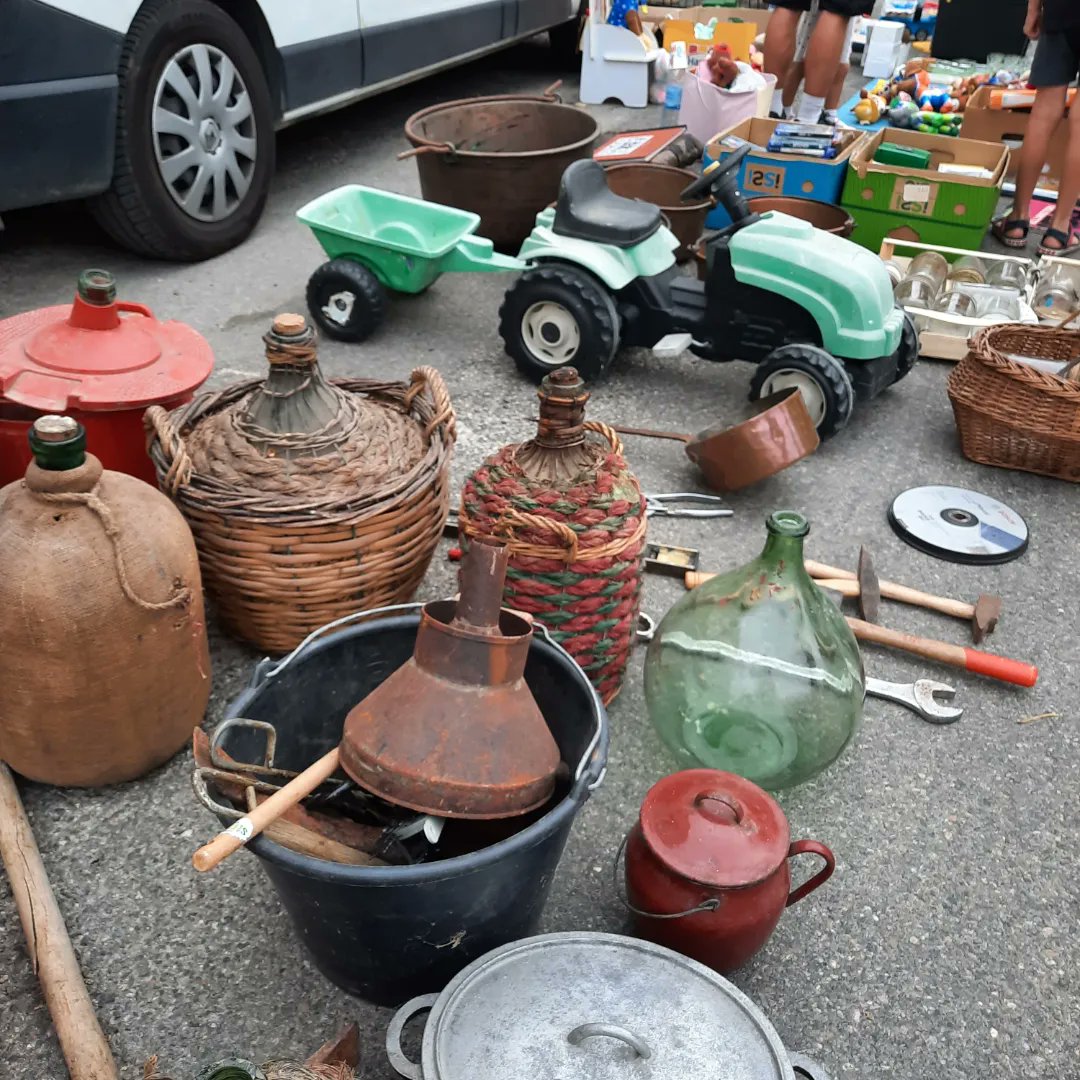 MagnoliaFrance's tweet image. Lovely evening spent in #Homps vide grenier on the banks of Canal du Midi and bouteille de vin to bring home 🥂