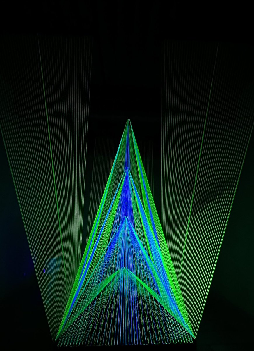 Si vous passez par #Niort, soyez curieux et faites un tour au Pilori c’est gratuit! Et la belle occasion d’y découvrir  les installations/sculptures optiques de Sébastien Preschoux