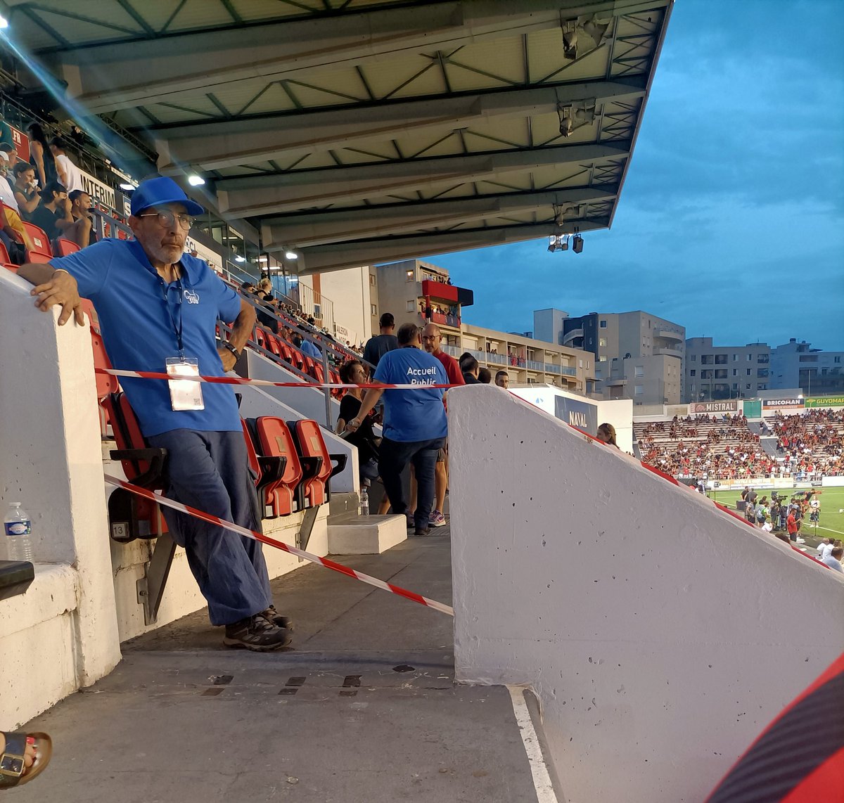 Stef88300617's tweet photo. @RCTofficiel . Vous nous expliquez  les raisons pour lesquelles vous empêchez les supporters de passer entre aileron sud et lafontan ?
Vous prenez les supporters toulonnais pour qui ??? 🤬🤬🤬 https://t.co/cfF4FwQWzT