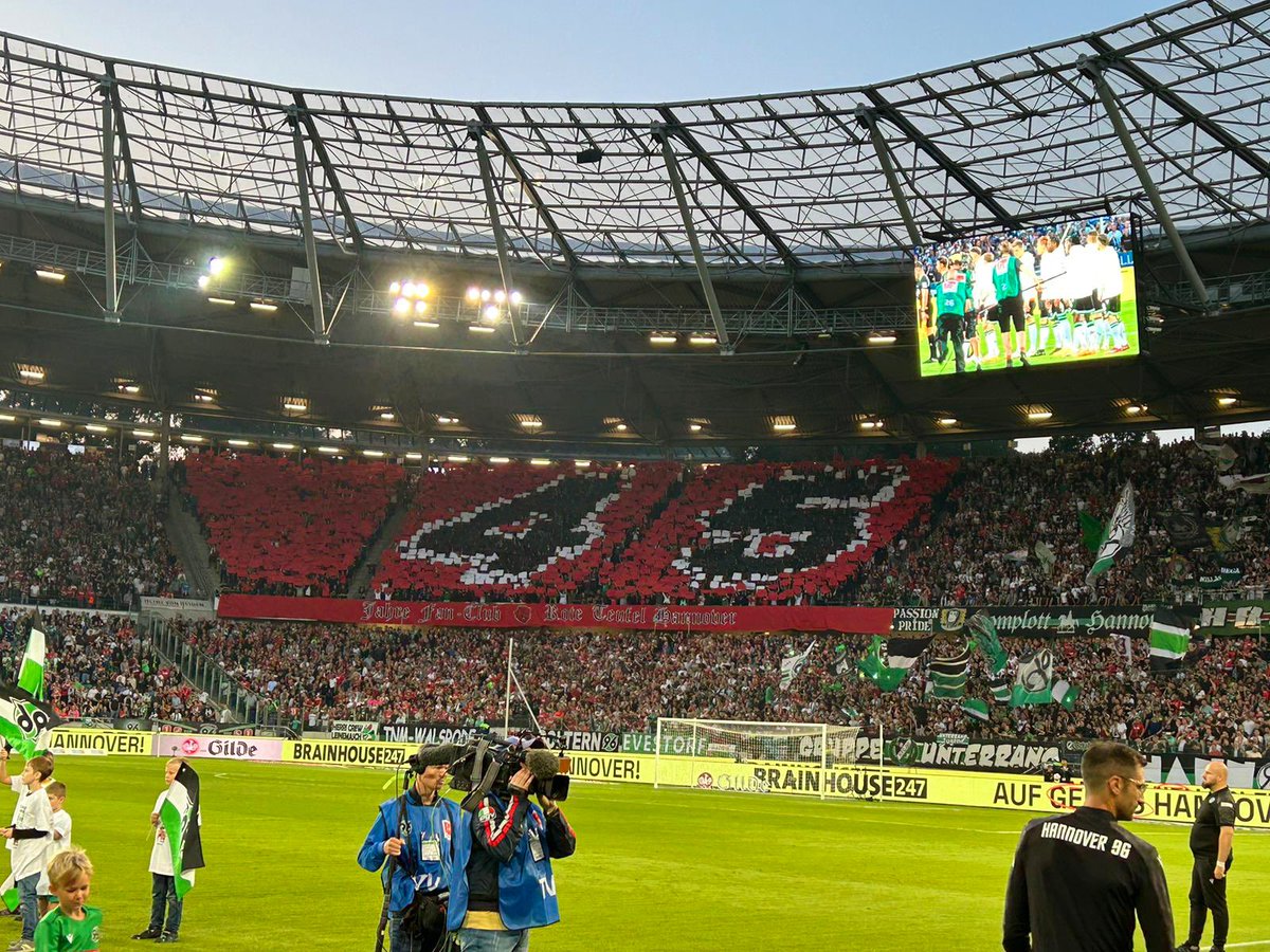 Hannover96's tweet photo. 45 Jahre „Rote Teufel“! Herzlichen Glückwunsch zum Jubiläum! 👏

#H96HSV #H96 #NiemalsAllein ⚫️⚪️💚 https://t.co/I4Ve4RtZjQ