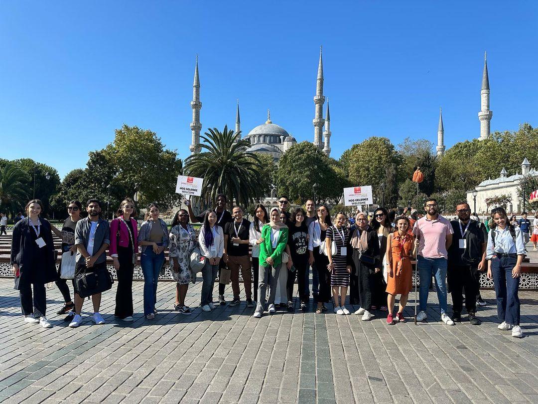 TBB's tweet photo. #Localinternational Eğitim Programı’nın son gününde, misafir öğrenciler tarihi yarım adada Ayasofya-i Kebir Camisi, Sultan Ahmet Camisi ve Topkapı Sarayı’nı ziyaret etti.
Gelenekselleşen boğaz turu, gala yemeği ve sertifika töreni ile bu yılki program tamamlandı. 🕌🌉 https://t.co/5yPYKTpjb4