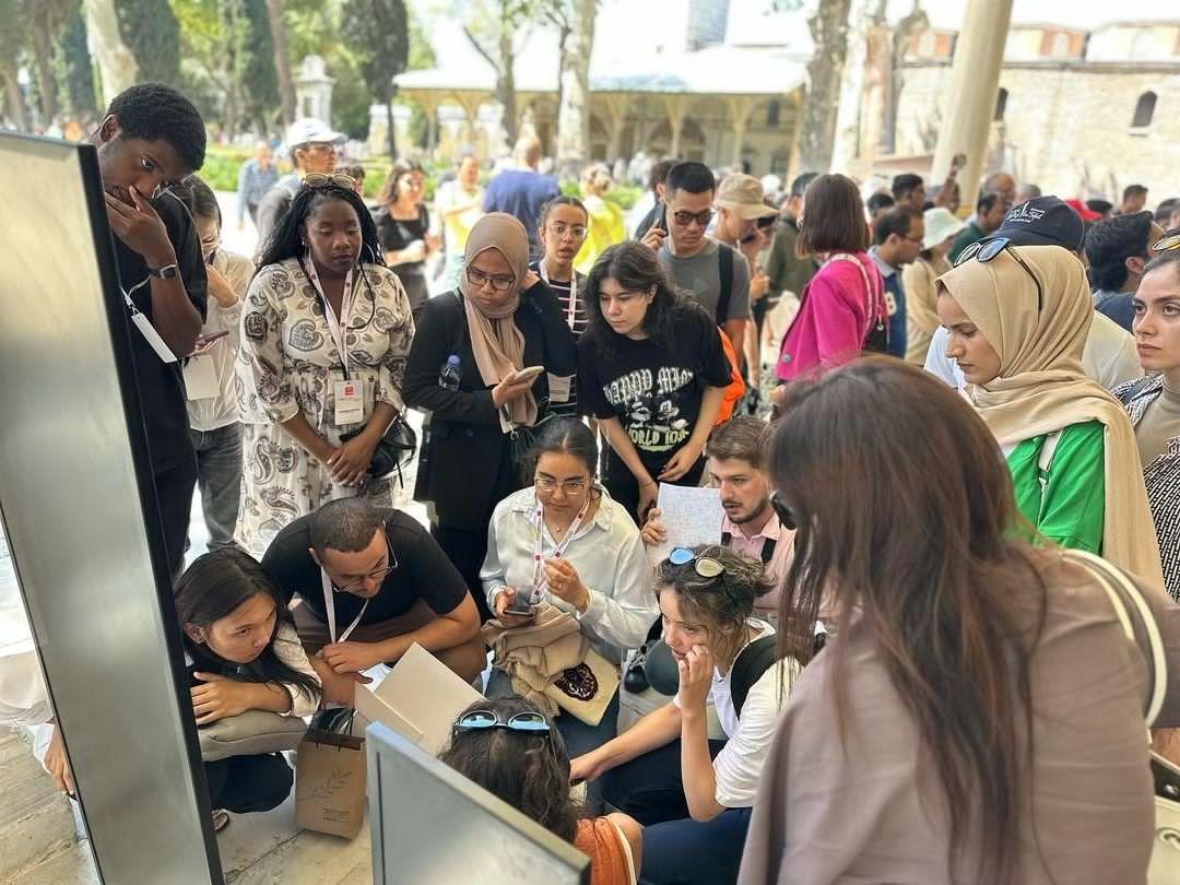 TBB's tweet photo. #Localinternational Eğitim Programı’nın son gününde, misafir öğrenciler tarihi yarım adada Ayasofya-i Kebir Camisi, Sultan Ahmet Camisi ve Topkapı Sarayı’nı ziyaret etti.
Gelenekselleşen boğaz turu, gala yemeği ve sertifika töreni ile bu yılki program tamamlandı. 🕌🌉 https://t.co/5yPYKTpjb4
