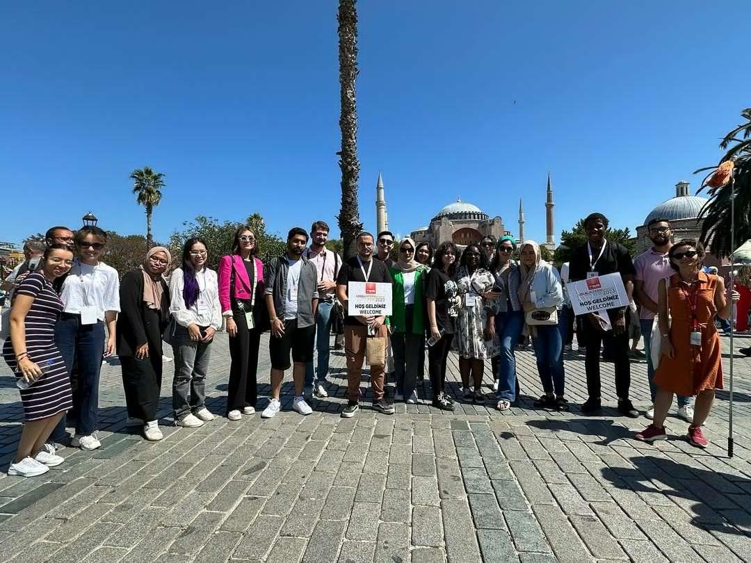 TBB's tweet photo. #Localinternational Eğitim Programı’nın son gününde, misafir öğrenciler tarihi yarım adada Ayasofya-i Kebir Camisi, Sultan Ahmet Camisi ve Topkapı Sarayı’nı ziyaret etti.
Gelenekselleşen boğaz turu, gala yemeği ve sertifika töreni ile bu yılki program tamamlandı. 🕌🌉 https://t.co/5yPYKTpjb4