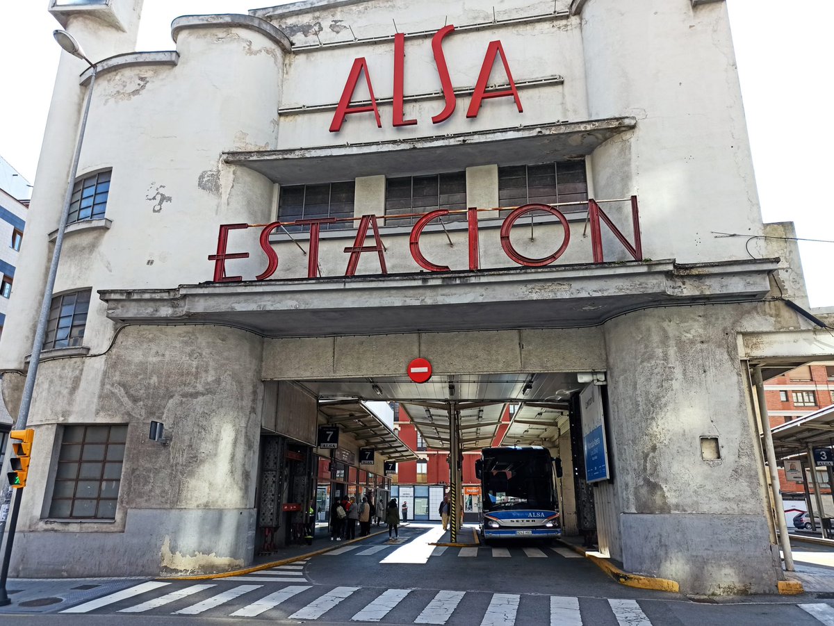 ALPLATU's tweet photo. Hoy unos ingleses se han bajado del Alsa y han empezado a repartir vendas, gasas y melocotón en almíbar. Entre ellos, había un médico que ha vacunado a varias personas de la polio. Yo les he sacado de su error: no estaban en Etiopía, eso era la estación de autobuses de Gijón. https://t.co/uxetzVN65a