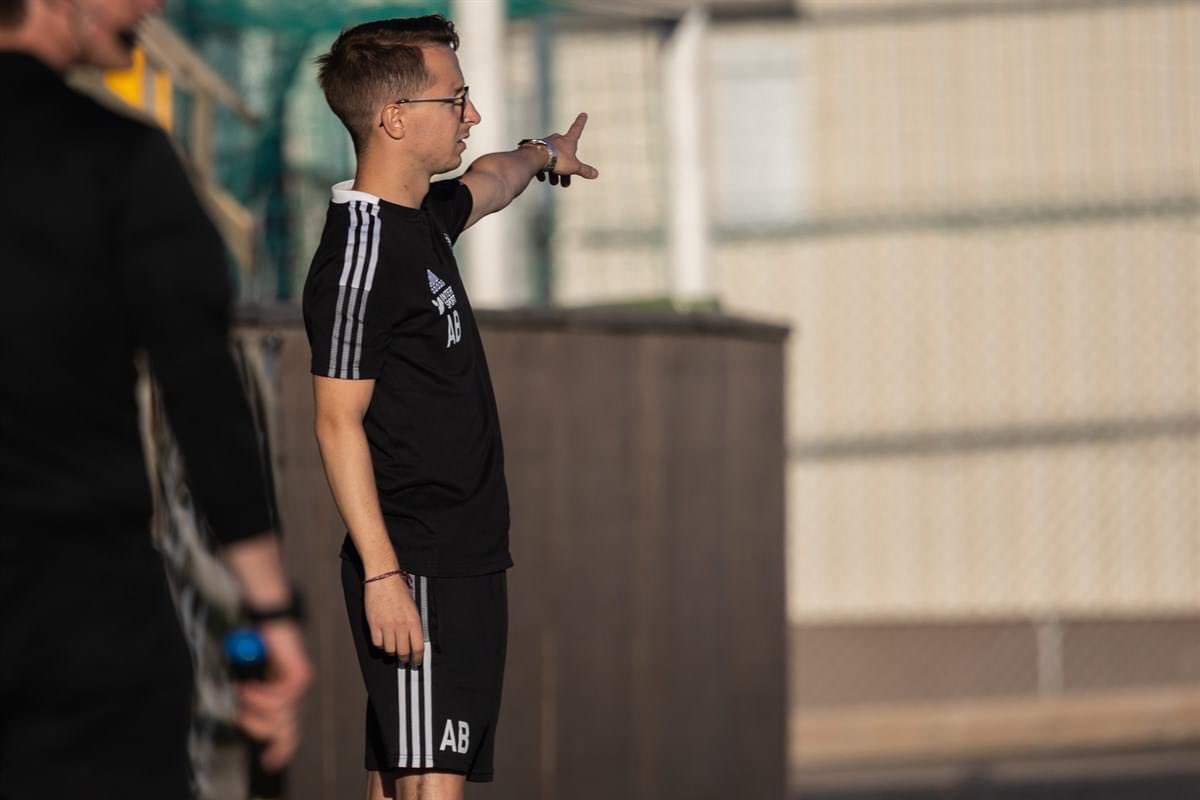 Vänersborgs FK och Amer Busuladzic går skilda vägar. 

Amer tog över inför fjolårssäsongen och klubben vill rikta ett stort tack för det gedigna arbete som han stått för under hela perioden, och ett lycka till inför framtida uppdrag.