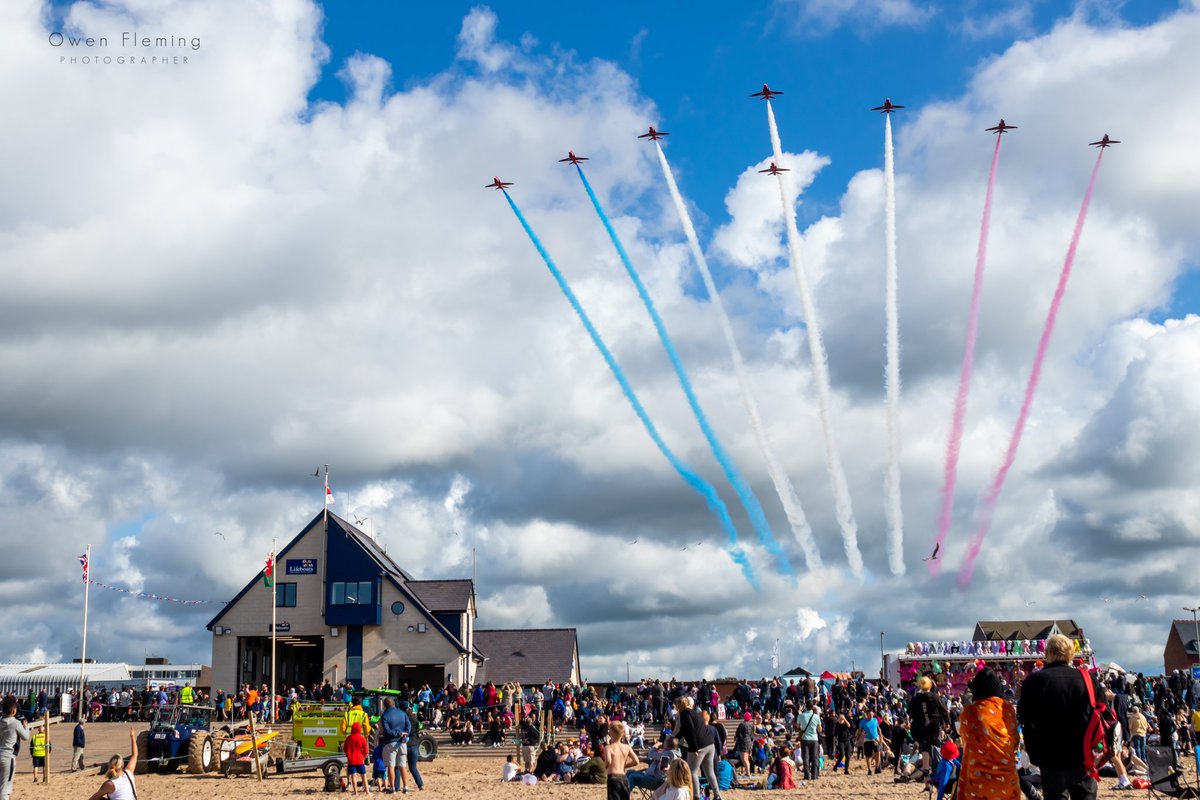 Red Arrows Arriving Into Rhyl From Crowd Rear In Wall Formation To Start Their Display Full ✈️🔴⚪️🔵 @rafredarrows | @RafRed1 | @RAFRed10 #redarrows #rhylairshow #rafredarrows #Canonphotography #Photographer