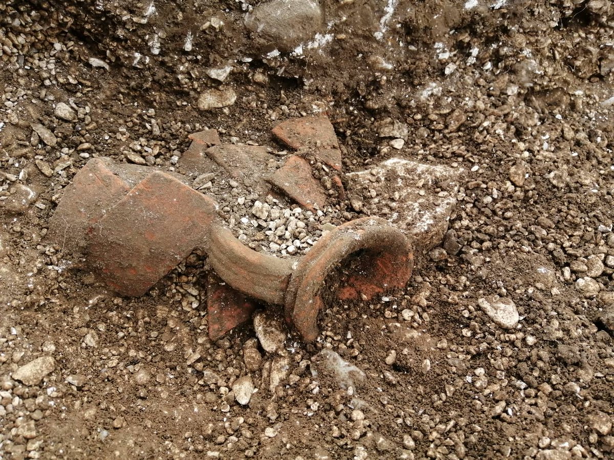 PhillippaW2's tweet photo. #Elmswell #digventures #Roman Progress with excavating and cleaning a small amphora https://t.co/GkpKnSVNe4