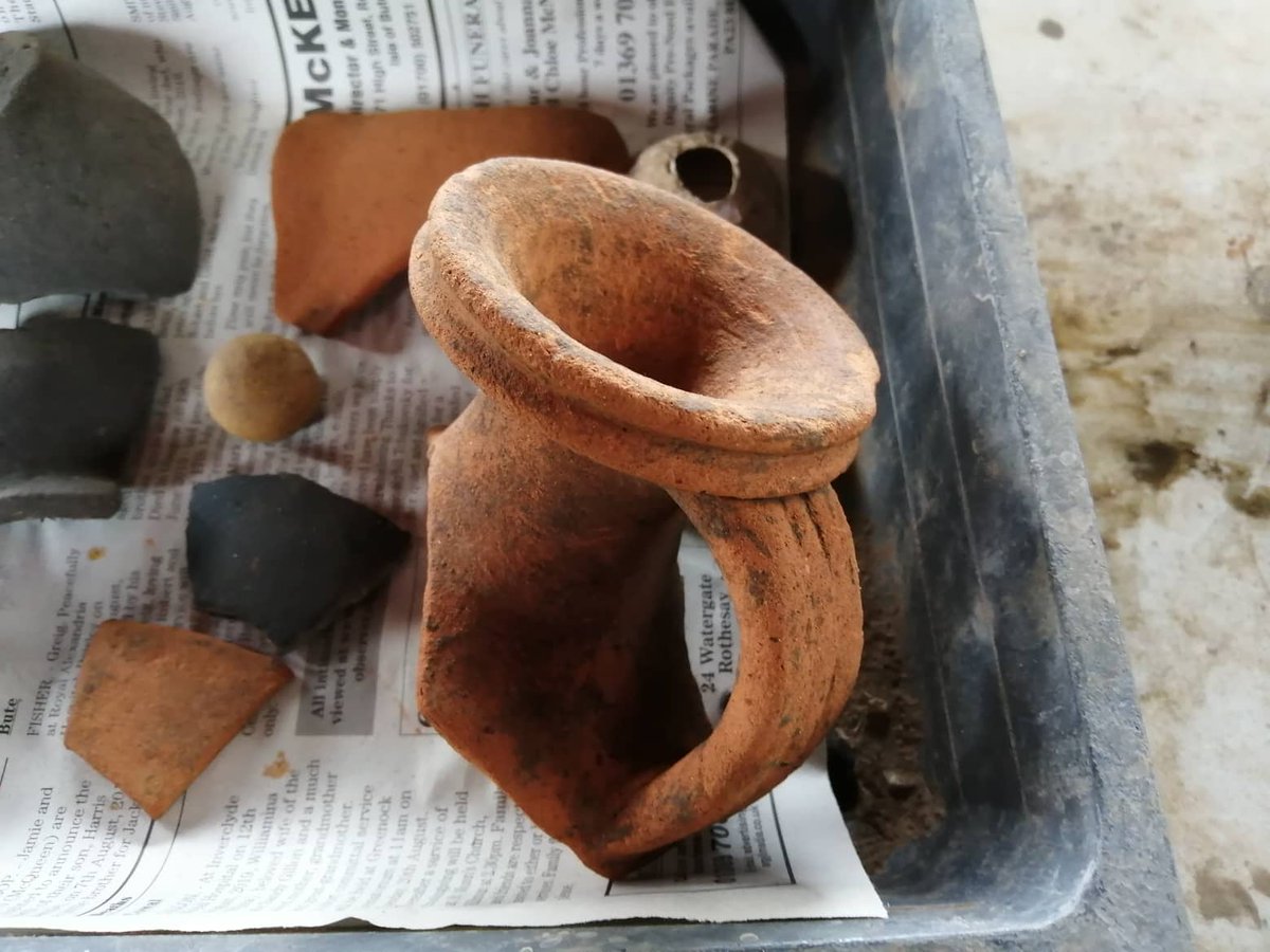 PhillippaW2's tweet photo. #Elmswell #digventures #Roman Progress with excavating and cleaning a small amphora https://t.co/GkpKnSVNe4