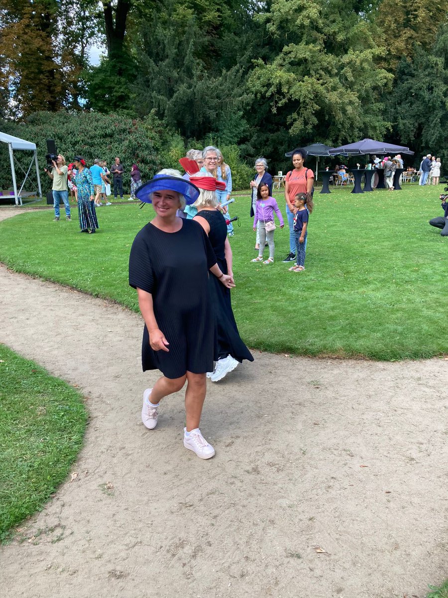 ernatruijens's tweet photo. Op de #ascotfair @huystendonck  mannequin in de hoedenparade. Uiteraard heb ik dé hoed van de geweldige überQUEEN  @vanityvickers tussen alles shows door gedragen #odeaanbeyoncé #draqqueen 
🩷❤️🧡💛💚🩵💙💜 https://t.co/YyFCKHemtm