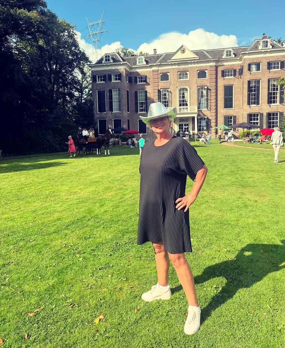 ernatruijens's tweet photo. Op de #ascotfair @huystendonck  mannequin in de hoedenparade. Uiteraard heb ik dé hoed van de geweldige überQUEEN  @vanityvickers tussen alles shows door gedragen #odeaanbeyoncé #draqqueen 
🩷❤️🧡💛💚🩵💙💜 https://t.co/YyFCKHemtm