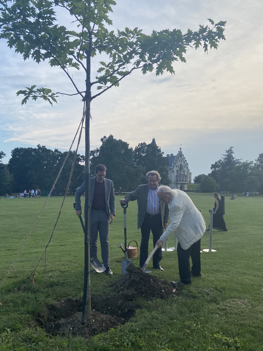 Der französische Komponist Philippe Manoury, Grafeneggs Composer in Residence 2023, ist als Kind ist auf dem Land aufgewachsen und blieb seither der Natur intensiv verbunden. Daher hat er die Wahl der Amerikanischen Roteiche als Komponistenbaum sehr gezielt getroffen.