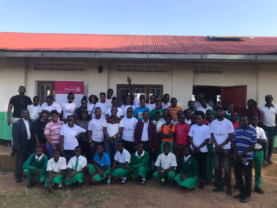 engpafra256's tweet photo. @Destadia Go Green project 

A big thank you to @CentenaryBank and all our partners for seeing our dream of planting a forest of fruit trees.
We  have started with 1000 trees today and look forward to planting more trees.

#Deservinghope 
#DestadiaFridays 
#Destadia https://t.co/IJQM8nyPIw