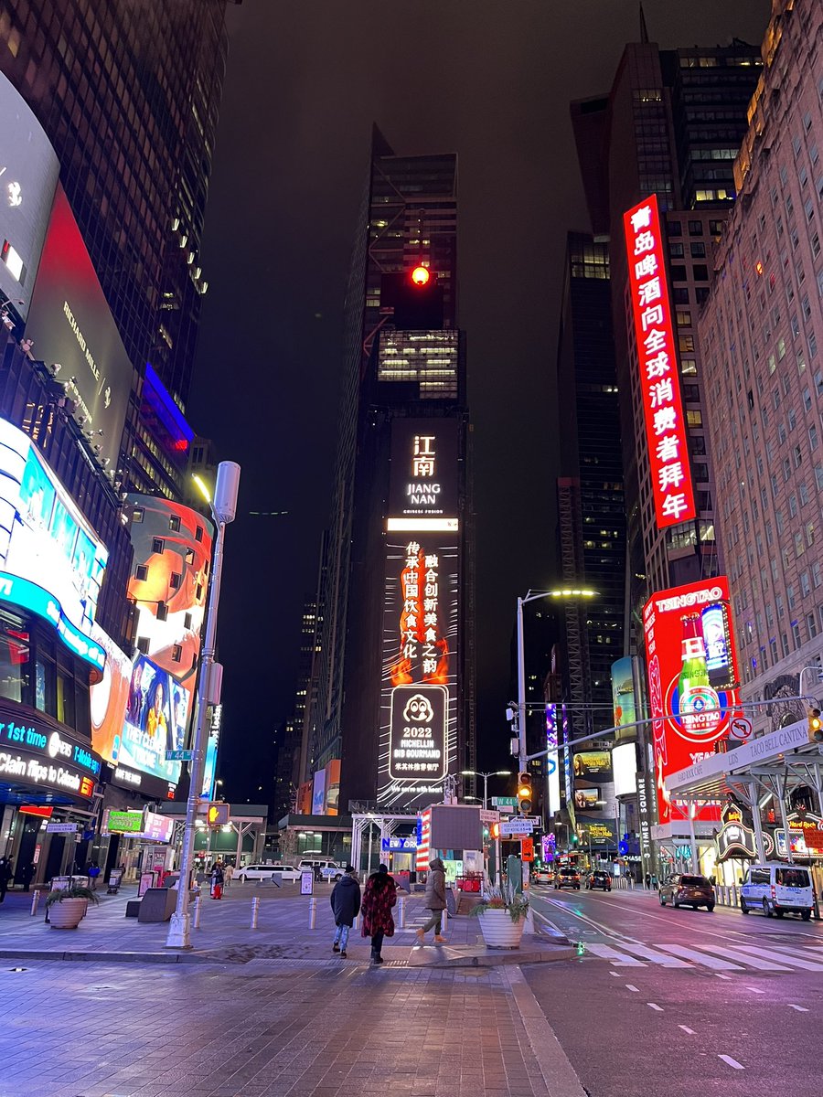 huansco's tweet photo. New York , USA

Memberanikan diri keluar disini malem malem sekitar jam 9an , jalan jalan di sekitar time square sampe ga kerasa udah JAM 3 PAGI 
Panik total si soalnua bus malem udah ga operasi lagi jam segitu , mo naek taksi mahal . Alhasil pake kereta meskipun agak lama nunggu 

#usa #NewYorkCity
