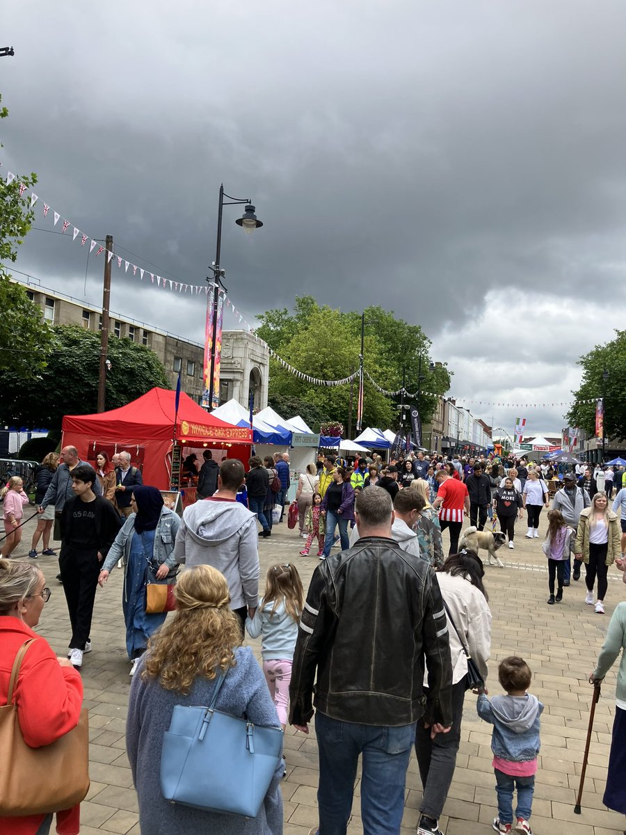 What an amazing day, I got to meet both Wan brothers (can’t tell you who is best). Incredible company, incredible food and incredible beer. Thank you <a href="/BoltonFoodFest/">BoltonFoodFest</a> <a href="/therealgokwan/">Gok Wan MBE 🌈</a>