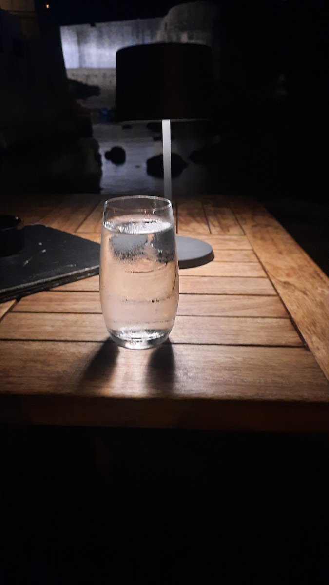 flocvijeta's tweet photo. Dobar večer. Čekam prijatelja pa ćemo naručit a prvo vas molim veliku čašu vode. Velika čaša vode... https://t.co/ix7Vf9gqZa