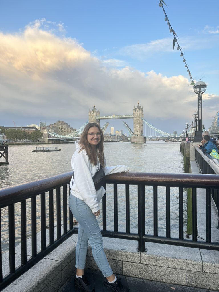 s13_19b's tweet photo. The girl who took me a pic here was sooooooo kind 😭 https://t.co/1GLH6s0e1e