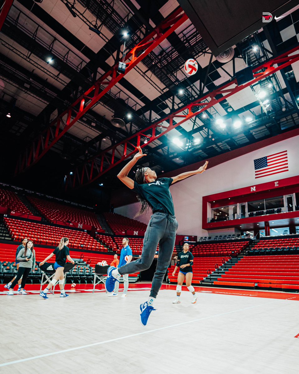 SMUVolleyball's tweet photo. 𝑴𝒖𝒔𝒕𝒂𝒏𝒈𝒔 𝒓𝒆𝒂𝒅𝒚 𝒕𝒐 𝒓𝒊𝒅𝒆.

#PonyUpDallas | @NCAAVolleyball https://t.co/Zz7XePIxm1