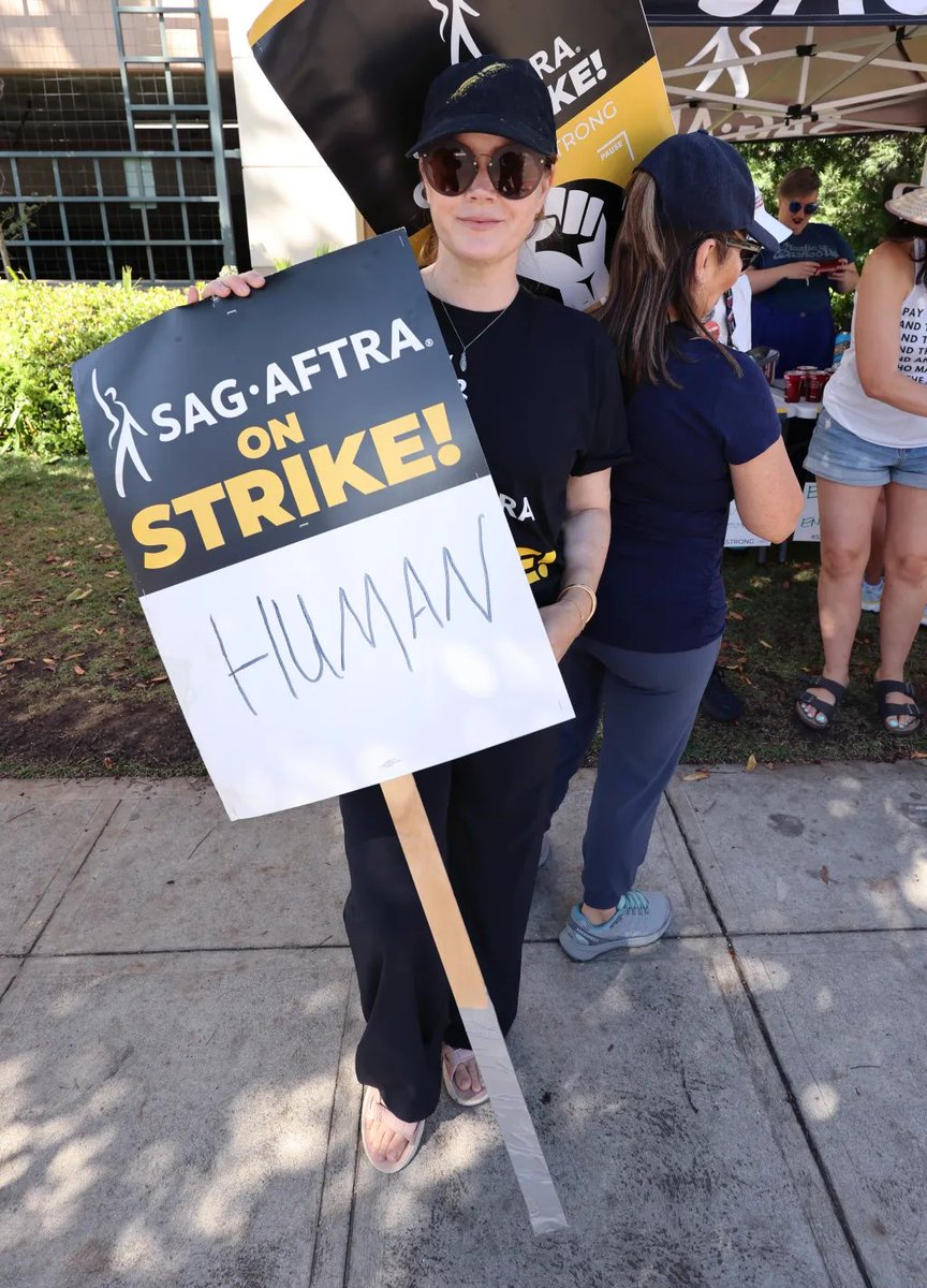 letterboxd's tweet photo. Amy Adams on the picket line outside Warner Bros. on Day 43 of the #SAGAFTRA strike 👑 https://t.co/8NYVUiZD3L