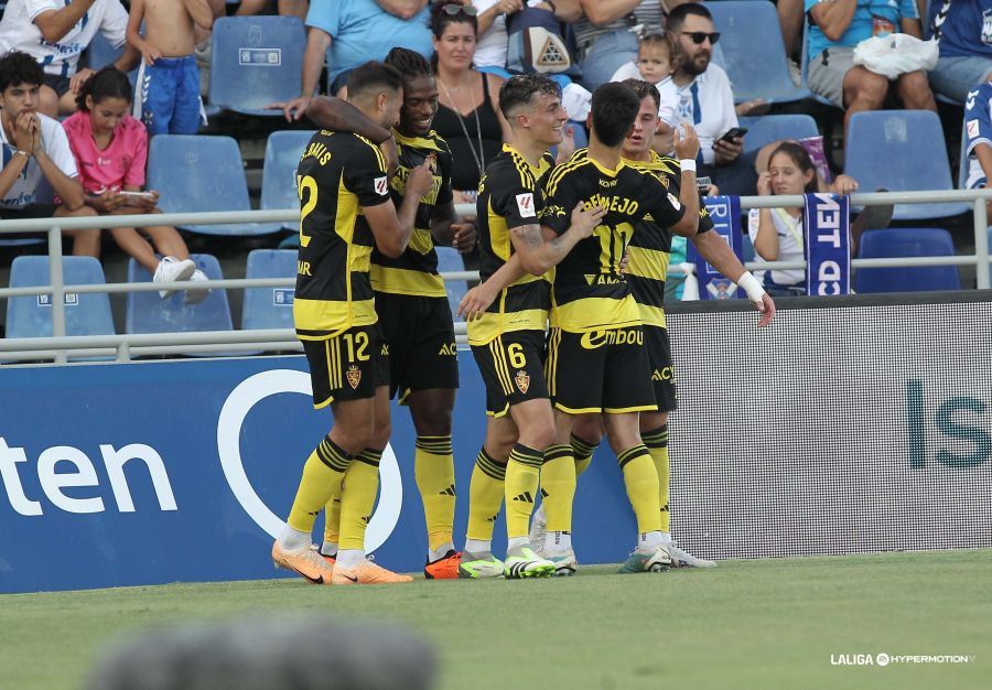 GradaBpro's tweet photo. 🔵 Este es el @RealZaragoza 23/24. Este es el líder de #LaLigaHypermotion 

🔵 Único equipo que ha ganando los 3 partidos que ha disputado.

🔵 Único equipo que no ha recibido gol en contra en #laLigaHypermotion 

🔵 Nadie ganaba en el Heliodoro desde el 4 de marzo. https://t.co/p0RGhizPB9