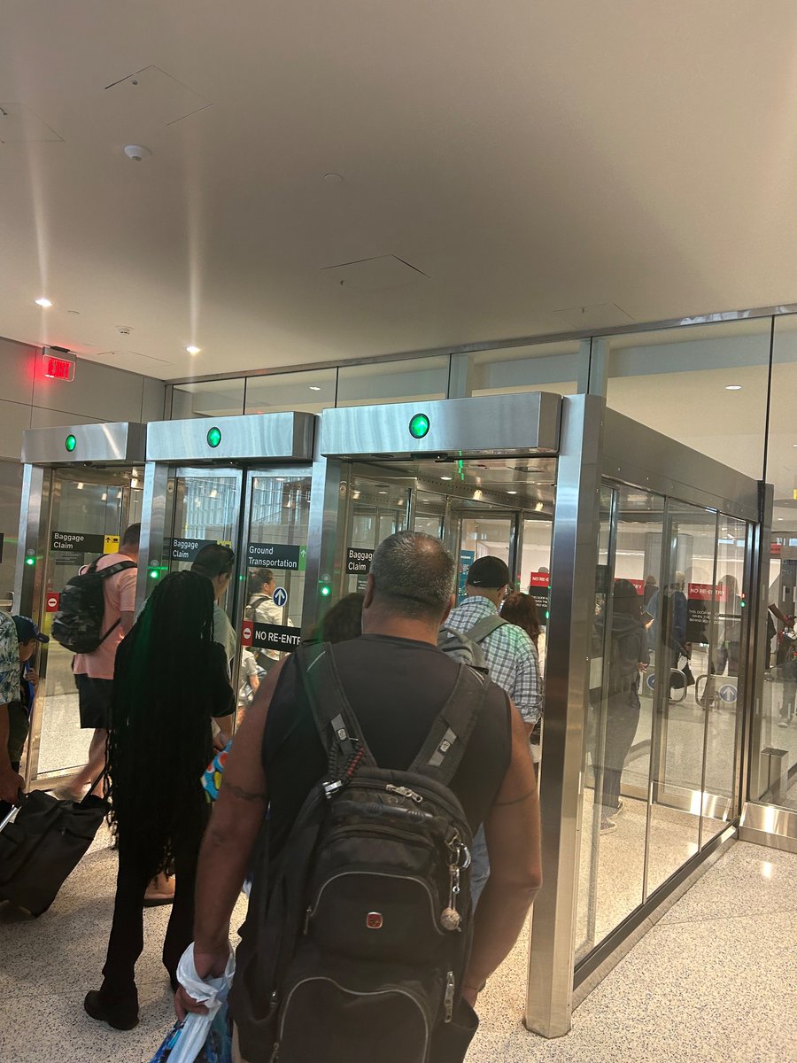 MarinaaaRae's tweet photo. @EWRairport what is this??? https://t.co/5K4z2oHdAq
