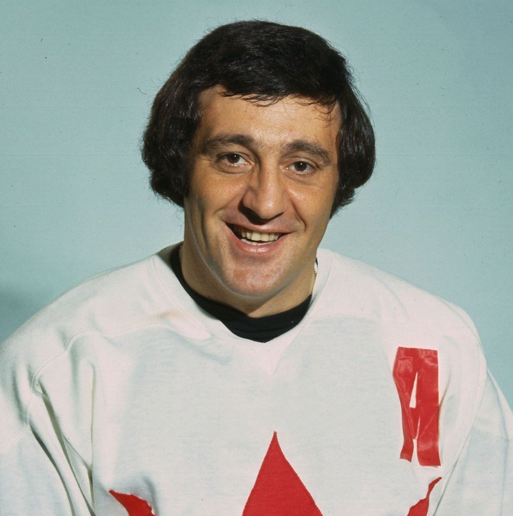 Фил Эспозито,центральный бомбардир НХЛ,провел 18 матчей подряд со сборной СССР,неутомимый мастер,профессор,академик своего искусства,все ждали этих встреч,радовались и рыдали.