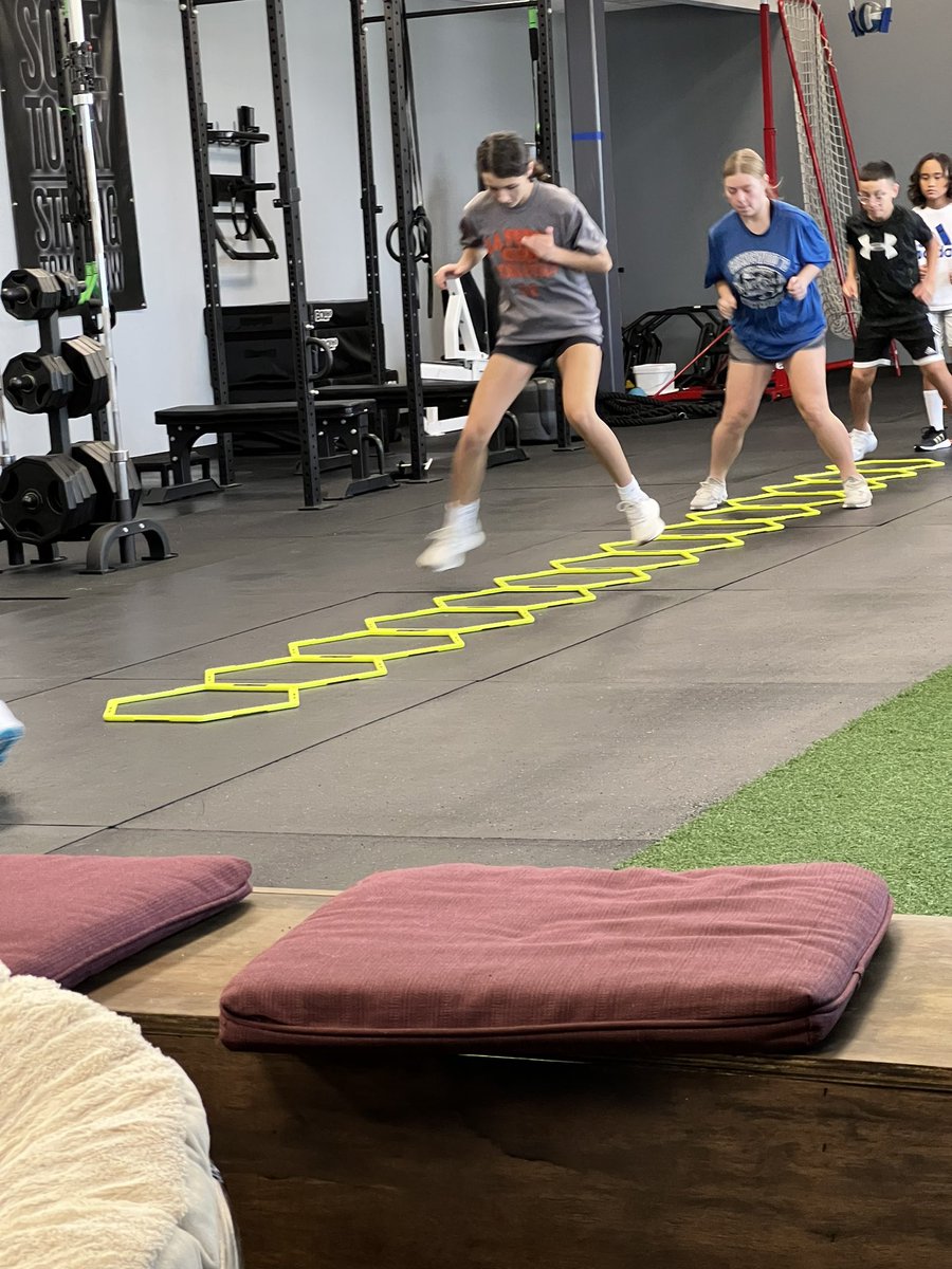 Shellshocked23's tweet image. 🎶Werk werk werk werk werk 🎶 Emma and Rihanna know what it takes! 🐾🧡🏐🐾🧡🏐 Jump Training on this glorious Saturday! @LPLadyBullpups