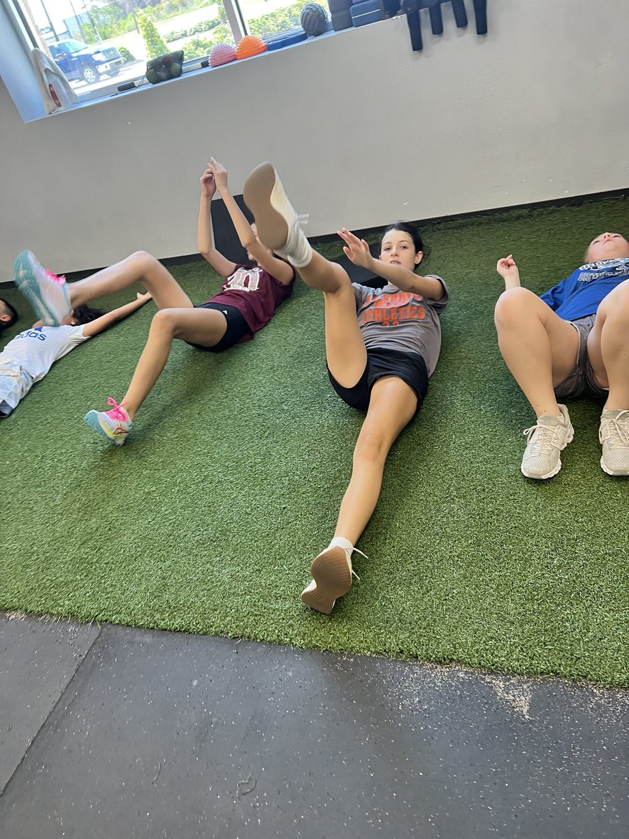 Shellshocked23's tweet image. 🎶Werk werk werk werk werk 🎶 Emma and Rihanna know what it takes! 🐾🧡🏐🐾🧡🏐 Jump Training on this glorious Saturday! @LPLadyBullpups