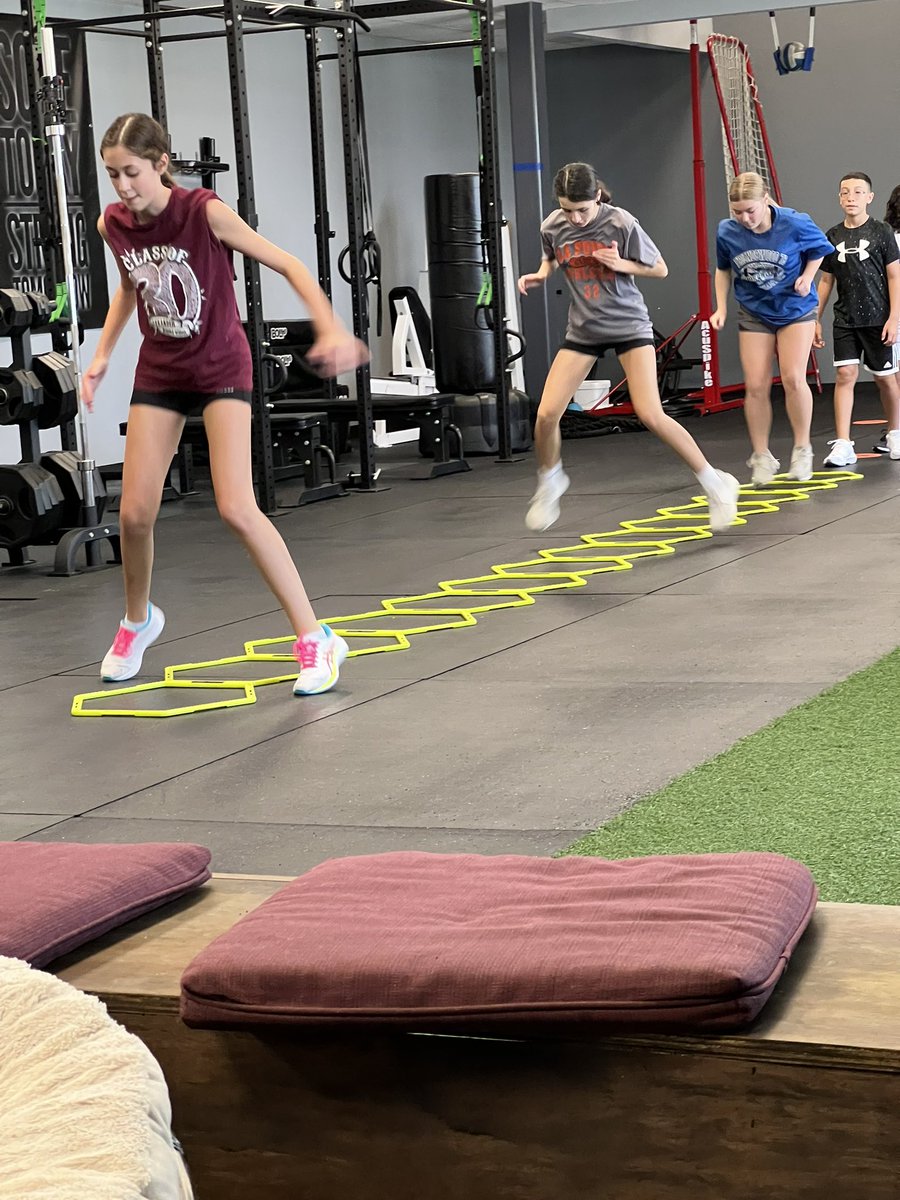 Shellshocked23's tweet image. 🎶Werk werk werk werk werk 🎶 Emma and Rihanna know what it takes! 🐾🧡🏐🐾🧡🏐 Jump Training on this glorious Saturday! @LPLadyBullpups