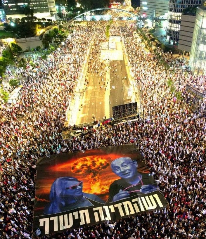 کاپلان،میزبانِ ده‌ها هزار معترض...
ادامه‌یِ اعتراضاتِ داخلی به دولتِ نتانیاهو در هفته‌یِ ۳۴ام...
و این کشور خواهد سوخت...
#IsraelProtests