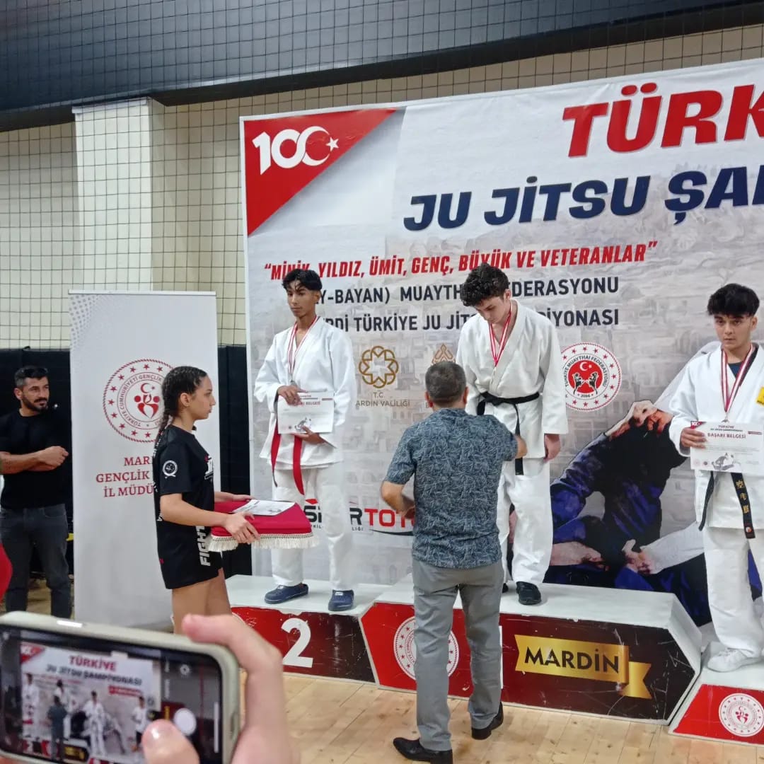 Öğrencimiz Veysel Akgül Mardin'de düzenlenen ju jitsu müsabakasında Türkiye ikincisi olmuştur. Öğrencimizi tebrik eder başarılarının devamını dileriz.
sehitsukrucankayadibial.meb.k12.tr/icerikler/ogre…
<a href="/harrani63/">AHMET DEMİR</a> 
<a href="/EyyubiyeMem63/">Eyyübiye İlçe Milli Eğitim Müdürlüğü</a> 
<a href="/sanliurfammem63/">Şanlıurfa İl Milli Eğitim Müdürlüğü</a>