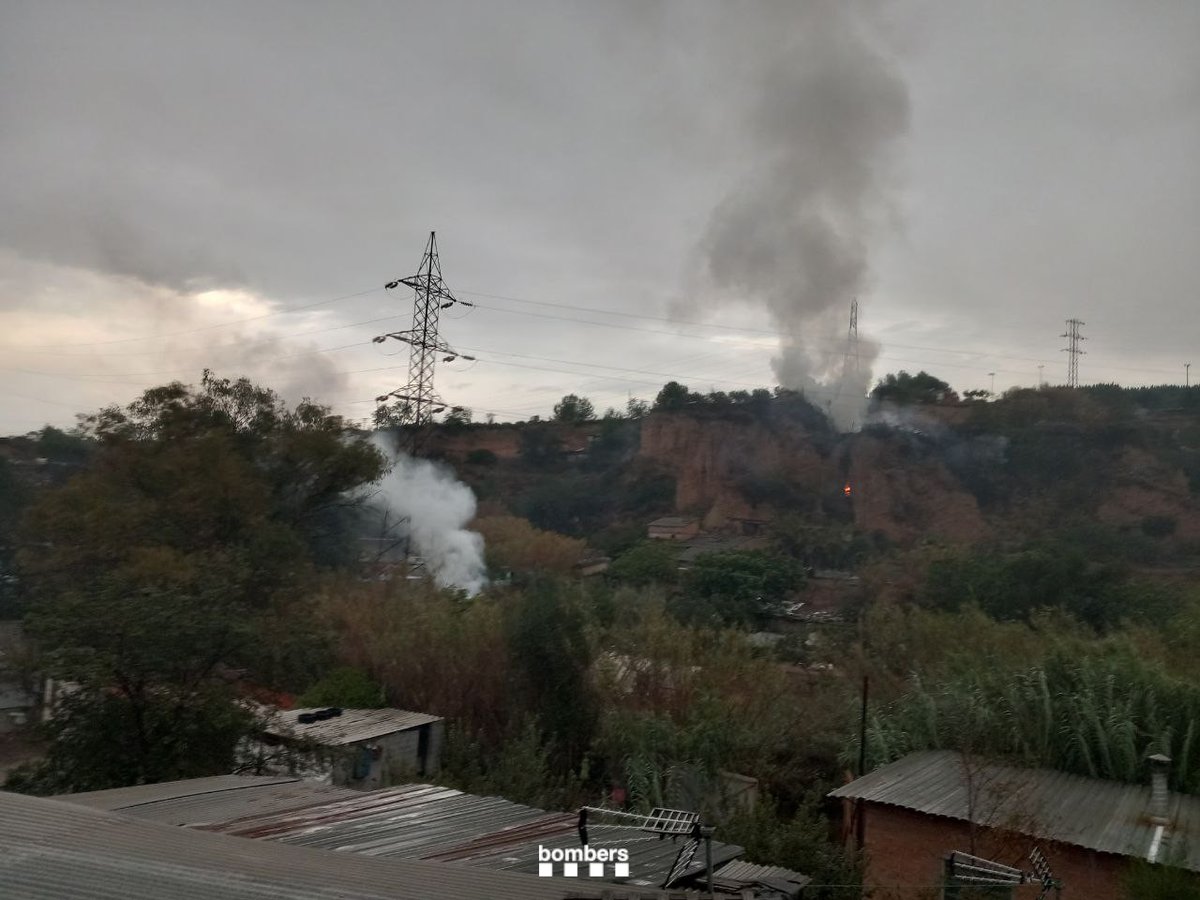 rtvenoticies's tweet photo. 🔥 8 dotacions dels Bombers treballen per extingir un incendi de vegetació a la zona de Can Cuyàs, a Sant #Feliu de Llobregat | @RTVECatalunya
👉 És un terreny difícil amb desnivells, barrancs i barraques, i el podria haver provocat la caiguda de llamps
https://t.co/FS4KGRKd0t
