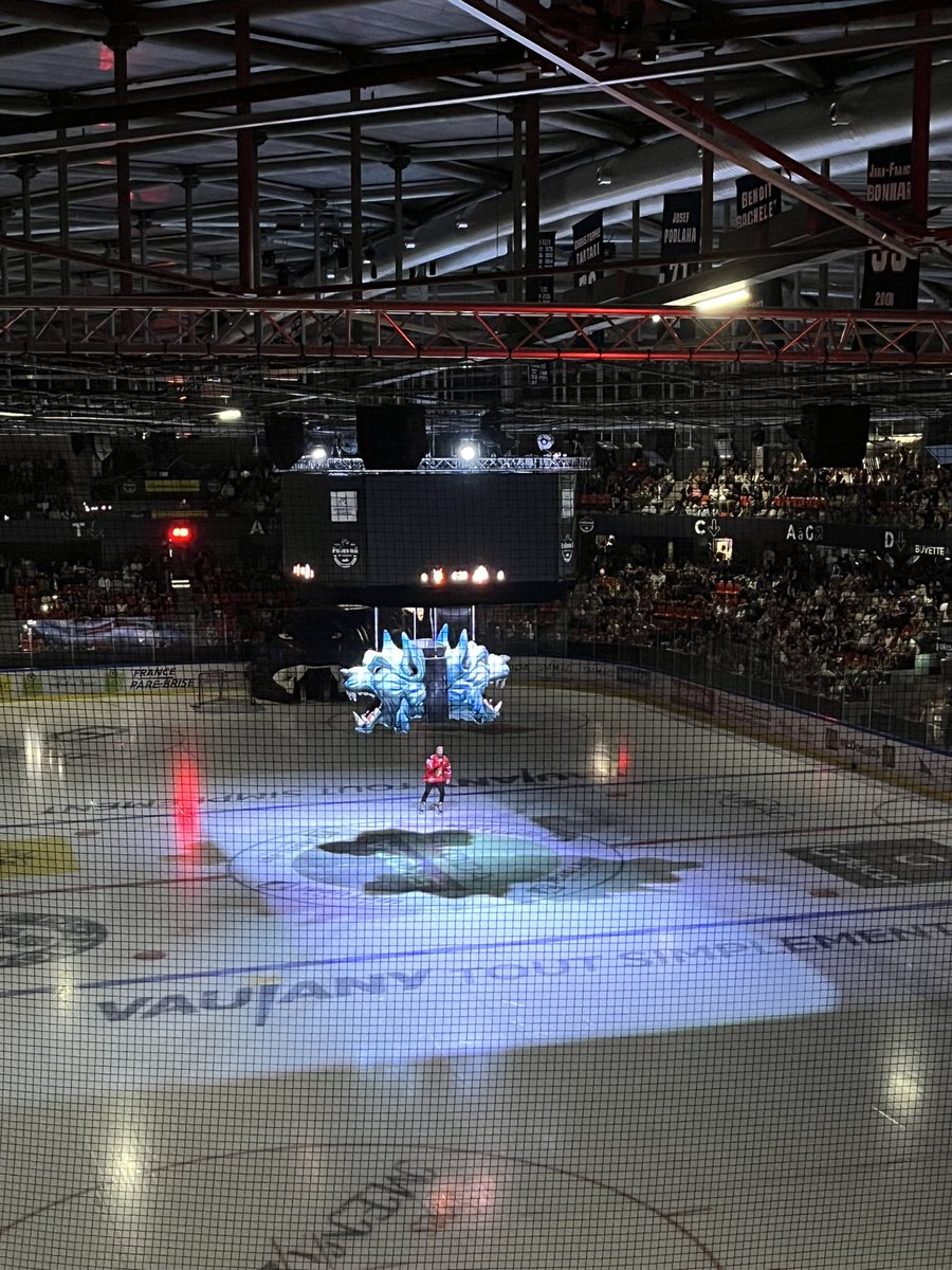 AmandineBlache's tweet photo. Retour à #PoleSud pour encourager les @bruleursdeloups https://t.co/sqckoyGp2r