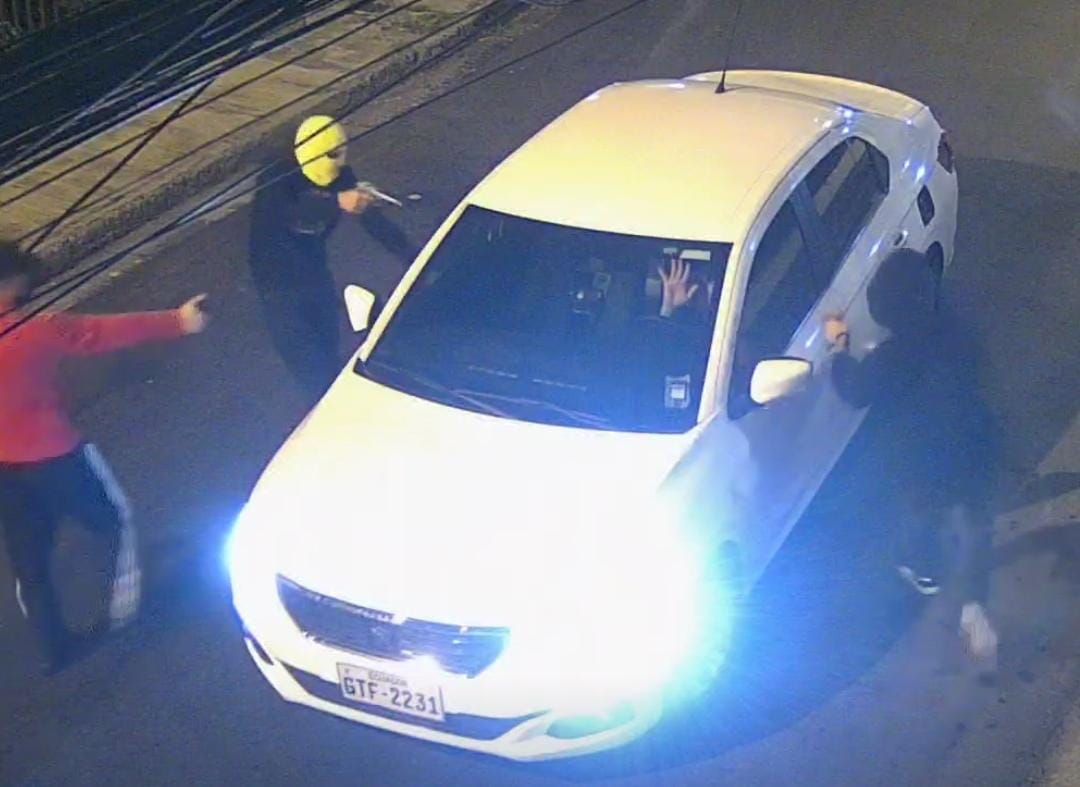 EmergenciasEc's tweet photo. Atentos!
Todos los días los mismos robos en la Kennedy, el mismo modo por las noches. 
Están parqueados en una esquina, esperan a que llegues a tu casa y que abras la puerta del garaje y en ese momento te caen como ratas apuntandote a. la cabeza para robarte todo https://t.co/j5YbUtHKLP