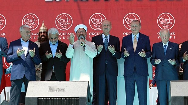dailyislamist's tweet photo. 🔴 Diyanet İşleri Başkanı Ali Erbaş, Malazgirt Zaferi'nin sene-i devriyesinde yapılan duada Mustafa Kemal'e de rahmet diledi. https://t.co/ukgHXq2yCF